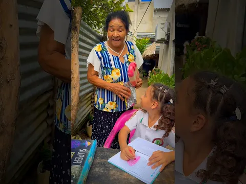 Mi abuelita me enseña con mucho amor