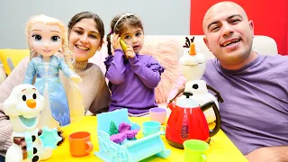 Yemek yapma oyunu. Ayşe, Defne ve Mesut, Elsa ve Olaf için hazırlık yapıyor. Aile oyunları