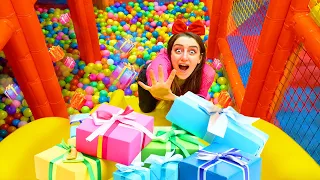TROVA TUTTI I REGALI NASCOSTI NEL PARCO GIOCHI!!!CACCIA AL TESORO!!!