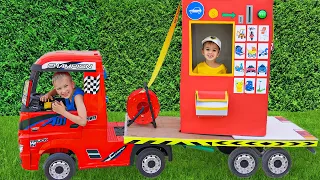 Niki cavalca sul carro attrezzi e gioca a vendere macchinine per bambini