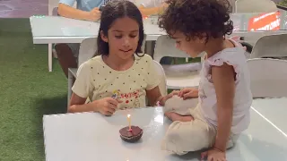 طفلة صغيرة تبكي لانها تريد كعكة عيد ميلاد كبيرة🥺😭ولكن رجل طيب وابنته فعلو شيء تفاجأء الجميع منهم!