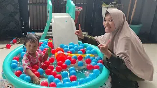 Mama dan Aisyah Meletuskan Balon || Hujan Bola warna warni saat Berenang || Seruu 🥳 