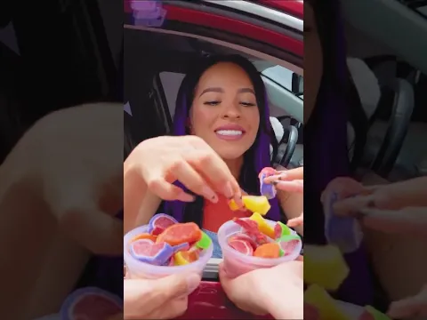 QUIÉN SALIÓ GANANDO? LES GUSTAN LAS GOMITAS? 🤣 #karlabustillos #shorts