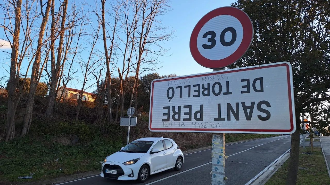 Continua l’acció de Revolta Pagesa de girar els cartells a les entrades dels municipis