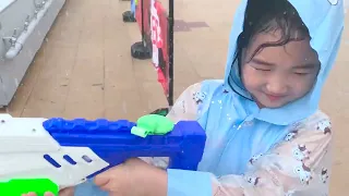 宝蓝在游泳池玩！在首爾樂園遊樂園玩水槍