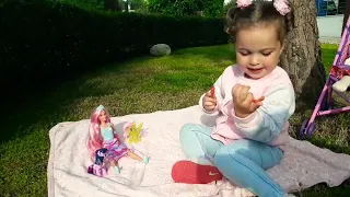 Маленькая Амелюша ищет сюрпризы 🍕🎂🍪🍭 Что же она найдёт⁉️ #сюрприз #дети