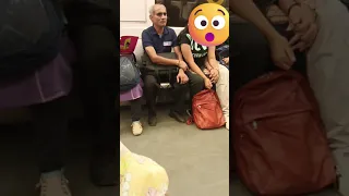 दिल्ली मेट्रो में हुई ये शर्मनाक हरकत देख आपका भी खून खुल उठेगा 😡 || #trending #viral #metro