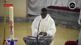Tazama Mbiu ya Pasaka ilivyoimbwa vizuri na Shemasi Hamilton Kikoti mbele ya Askofu Mkuu Ruwa'ichi
