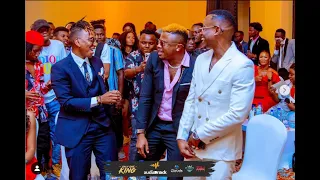 K2GA ATEKWA NA NGOMA YA ALIKIBA, AIMBA KWA HISIA SANA, ASIMAMA NA KUIMBA NGOMA HIYO MWANZO MWISHO