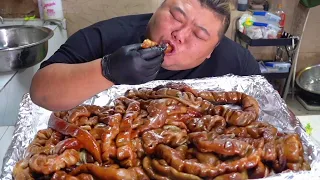6斤猪大肠熏着吃，猴哥整根一口溜，配上个大葱，吃再多都不腻！【胖猴仔】