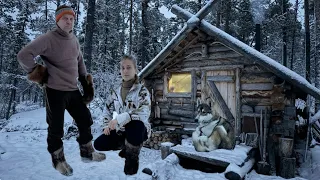 живём с дочкой в избушке на лесном озере...