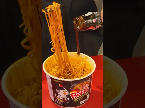 قضيت ٢٤ ساعه في سوبر ماركت كوري اكل منتجات الكوريه اللي بلون الاسود بس