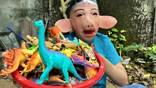What's in the mud? Satisfying asmr video with animals and candy