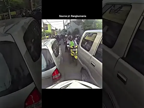 Ibu ini ga terima saat di nasehatin karena menyalip dengan melawan arah🗿 #viral #motovlog #shorts