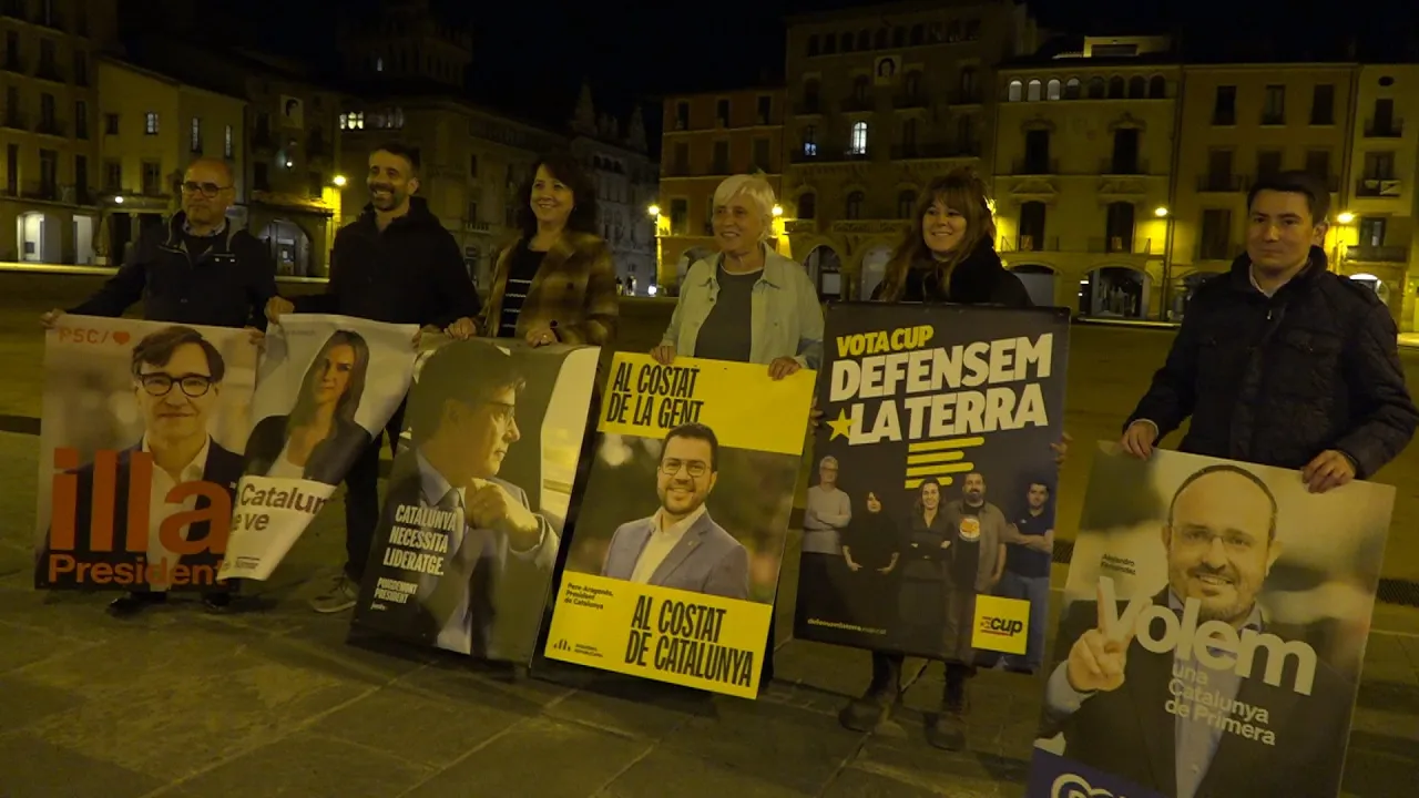 L’enganxada de cartells a la plaça Major de Vic marca l’inici de la campanya  pel 12-M a Osona