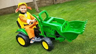 Paw patrol membuka kotak dan memasang roda kuasa Traktor