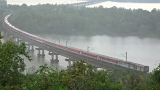 22113 LTT - KCVL Express Crossing Sharavati River (Honnavar) in Heavy Rains : Konkan Railways