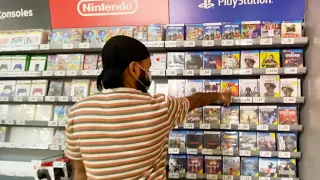 LOGGY GOING TO GAME SHOP 😍