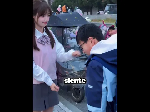 ¡Se vistió de escolar para recoger a su hijo y pasó esto! 😱🎒
