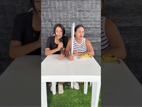 Daniela tiene un micrófono y Madeley un banano