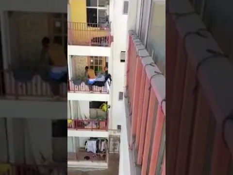 Hombre trepa por balcones y residentes lo intentan detener