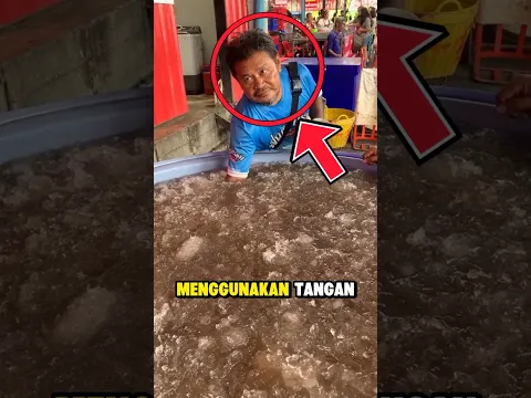 Bapak Ini Dikiranya Mengambil Es Teh Hanya Memakai Tangan