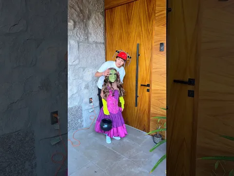 ES VERDAD QUE A LAS NIÑAS 👧 LES DAN MÁS DULCES 🧁 EN -#halloween #halloweenwithshorts