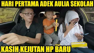 KASIH KEJUTAN ADEK AULIA DI HARI PERTAMA SEKOLAH | Bro Omen