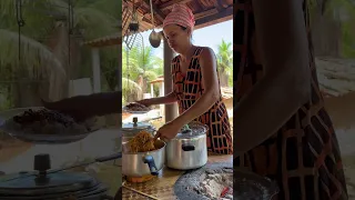 QUANDO NÃO TEM CARNE A CUMADE PERDE O APETITE E COME BEM POUQUINHO