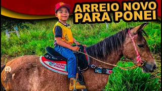 Mostrei para ele os arreios novos da pónei