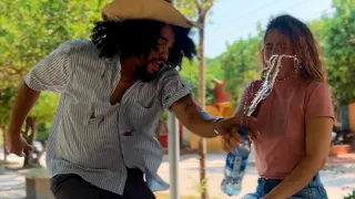 Vagabundo le vota su bebida por esta razón