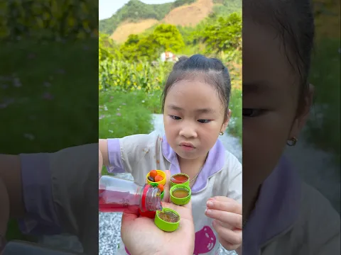 Cậu bé tốt bụng ăn kẹo viên socola , kẹo dâu và kem Celano ,ớt cay siêu ngon sự kết hợp hoàn hảo
