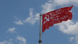 Exército russo hasteia bandeira soviética em Melitopol e introduz rublos na economia local