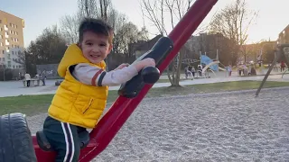 Selim ve semih kardeşler parkta dönen tekerleğe bindiler dönüyorlar/arabanın tekerlegi