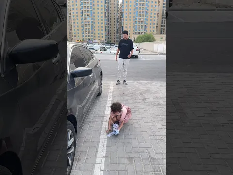 طفلة رضيعة وجدت المال بجانب السيارة🥺😭ولكن مافعلته جعلة الرجل يبكي🥺؟!