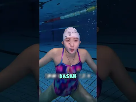 wanita ini tertidur saat berenang sampai kolam renang nya tutup #kolamrenang #berenang #air #short