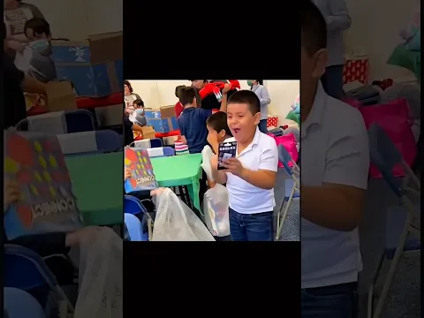 Diferentes niños con diferentes regalos