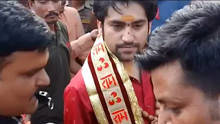guruji or ek ladka ki reling me phansi gardan phir huaa adbhut chamatkar  jay ho bageshwar dham