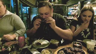 Meu pai comendo comida coreana pela primeira vez!