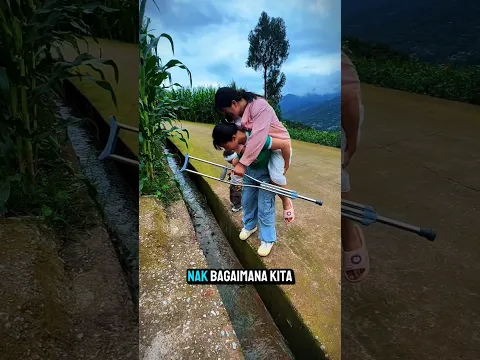Perjuangan Anak Menggendong Ibunya Menyentuh Hati Semua Orang. 😭🥹 #shorts