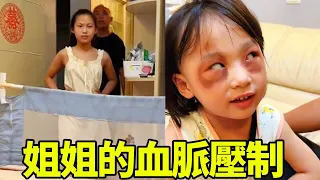 嘟嘟嫌熱大晚上不睡覺，姐姐一來立馬裝睡，小機靈鬼給老爸氣壞#嘟嘟小可耐#萌娃日常#二胎生活#嘟嘟的卑微生活#萌娃搞笑視頻#二胎#爸爸帶娃