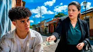Mujer le dio su último billete a un desconocido, sin saber que era un Millonario perdido
