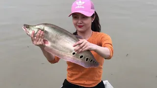 Unbelievable Girl Cast Net Fishing vs. Giant Arapaima Fish