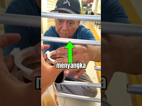 Bapak ini datang ke warung hanya untuk membeli satu gorengan