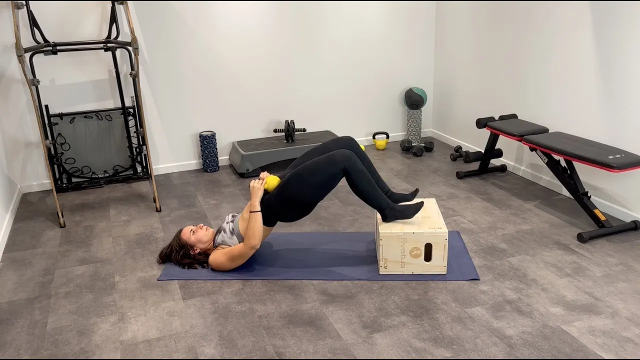 Image Relevé de bassin au sol pieds surélevés avec kettlebell