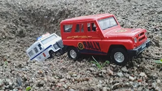 Машинки строят мост через овраг Помогают автокран и самосвал Toys Cars