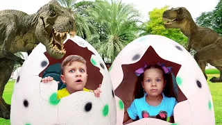 تتعرف ديانا وروما على الديناصورات ويلعبان بأوهام مختلفة في المتحف