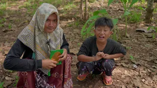 ZIARAH KE KUBURAN UPIN DAN IPIN