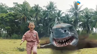 The shark jumps out of the ground and scares the little girl! | Land Shark | YOUKU MONSTER MOVIE