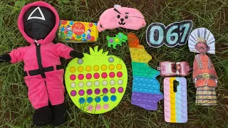 Seru Berburu POP IT, Boneka Squid Game, Pink Soldiers, Mobil, Balon Tiup, BT21 Nyangkut di Pohon